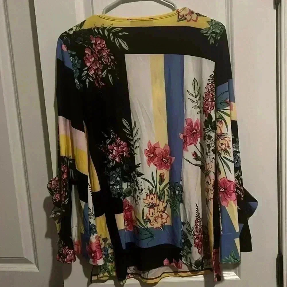 Melissa Paige size M Floral Blouse Shirt with Flowy Sleeves, key hole in front - Picture 2 of 8